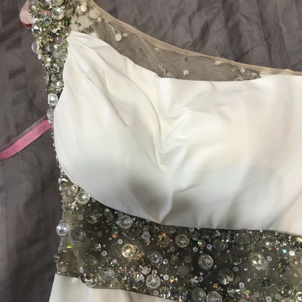 Little white dress exquisite beading - Picture 4 of 7